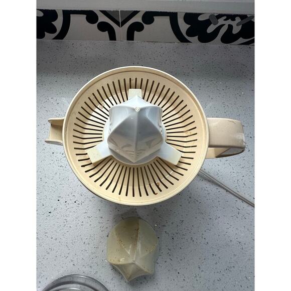 Vintage BETTY CROCKER ELECTRIC CITRUS JUICER Model BC-1473 24 OZS. AUTO REVERSE - Picture 4 of 6